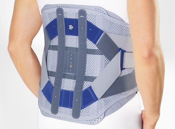 Wearing a corset after lumbar osteochondrosis surgery