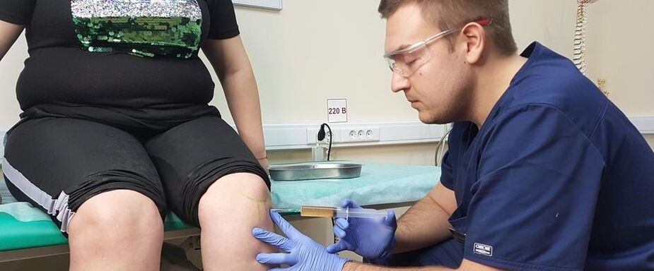 Orthopedic doctors make intra-articular injections into the knee joint for osteoarthritis